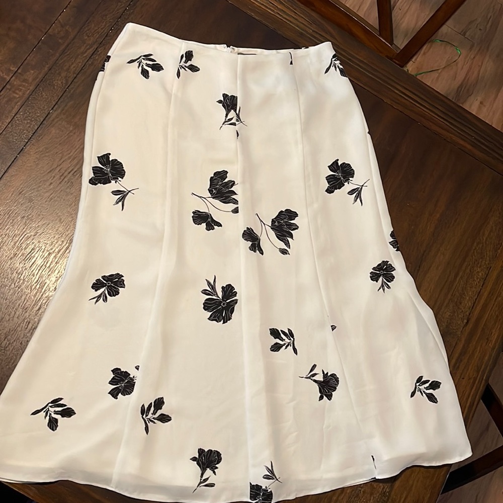 Black and white flowered print Vince camuto skirt